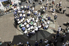 844920 Afbeelding van een optreden van het Zuilens Fanfare Corps op de Stadhuisbrug te Utrecht, vanuit de Bibliotheek ...